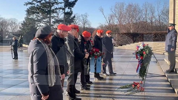 В Берлине возложили венки в честь Дня неизвестного солдата

