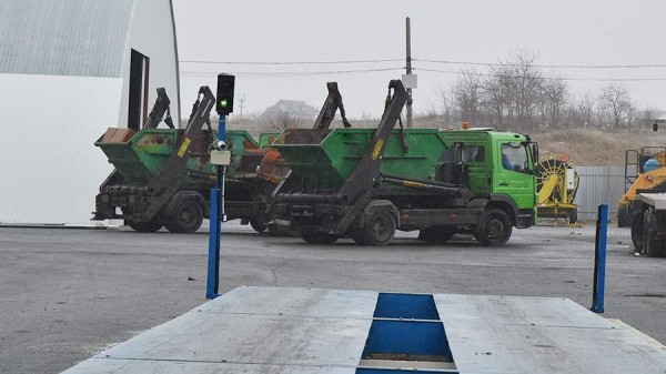 В 55 российских регионах начали взвешивать мусоровозы
