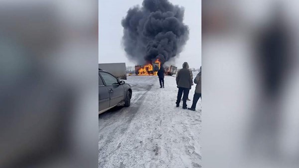 Две фуры столкнулись и загорелись на трассе в Красноярском крае
Две фуры столкнулись и загорелись на трассе в Красноярском крае