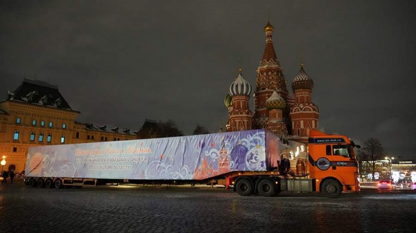 Главную новогоднюю елку страны доставили на Красную площадь
Главную новогоднюю елку страны доставили на Красную площадь