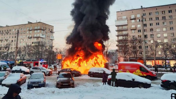 Автобус загорелся в Санкт-Петербурге
Автобус загорелся в Санкт-Петербурге