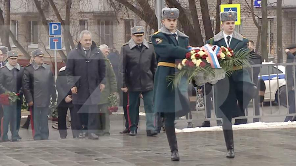 Шойгу и Куренков возложили цветы к комплексу памятников МЧС России
Шойгу и Куренков возложили цветы к комплексу памятников МЧС России