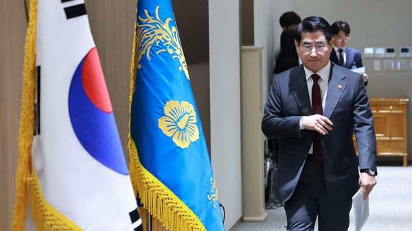 Президент Южной Кореи принял отставку министра обороны страны
