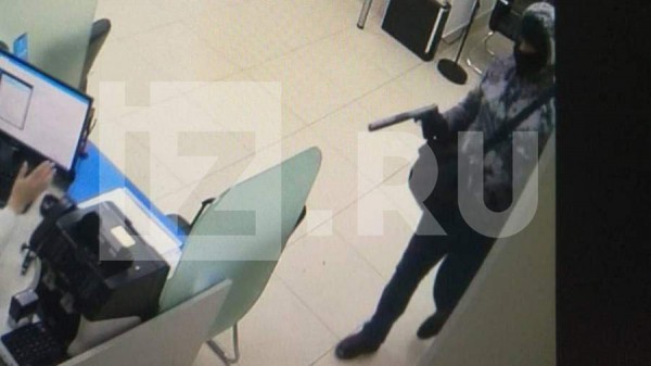 Ограбивший банк в Новосибирске более чем на 9 млн рублей попал на видео
