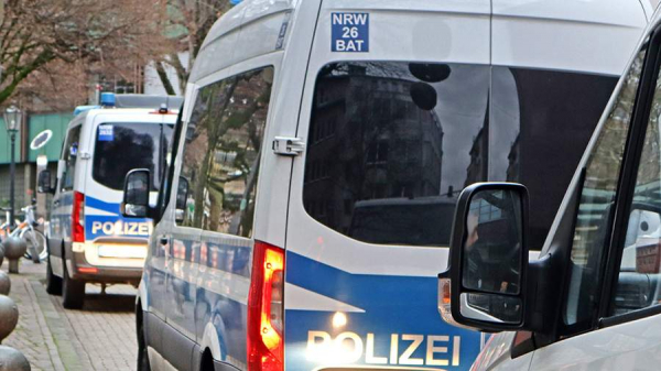 В Германии мужчина на угнанном экскаваторе повредил машины и ранил полицейских
