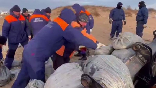МЧС РФ заявило о загрязнении мазутом 54 км берега Черного моря на Кубани
