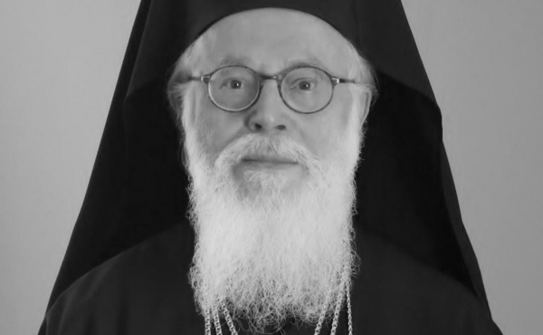 
                    Умер восстановивший албанскую церковь после коммунизма архиепископ

                