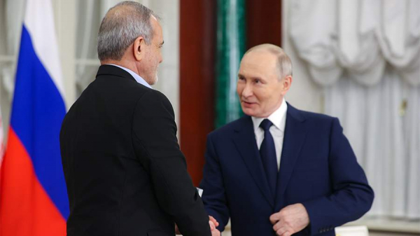Путин подарил президенту Ирана самовар и картину с зимней Россией
Путин подарил президенту Ирана самовар и картину с зимней Россией