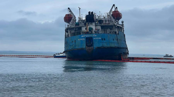 Завершена очистка от мазута вокруг кормы танкера &laquo;Волгонефть-239&raquo;
