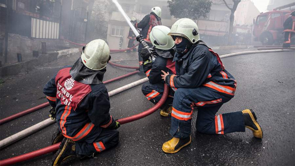 В Стамбуле трое человек погибли при пожаре в отеле
