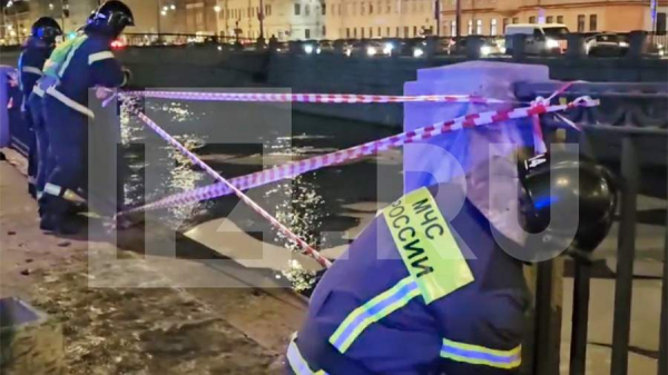 При падении машины в Обводный канал в Петербурге погибли мать и дочь
