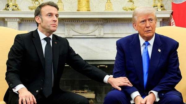 
                    Макрон положил руку на колено Трампу на встрече в Белом доме

        