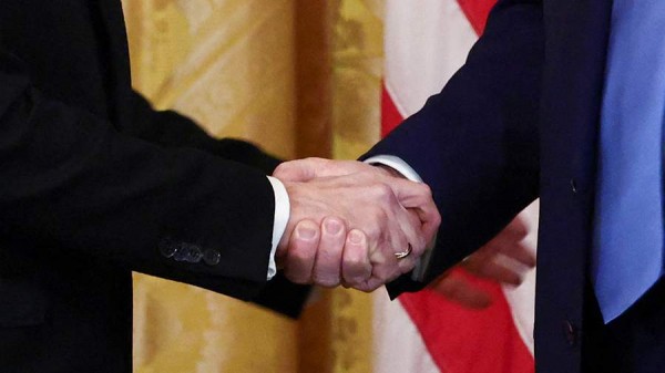 
                    В Белом доме синяк на&nbsp;ладони Трампа объяснили частыми рукопожатиями

        