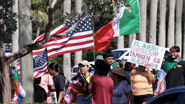 В США протестующие провели пикет перед гольф-клубом Трампа
В США протестующие провели пикет перед гольф-клубом Трампа