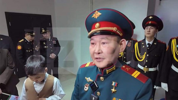 Штурмовик Григорьев вернулся в Якутск после получения звания Героя РФ
Штурмовик Григорьев вернулся в Якутск после получения звания Героя РФ