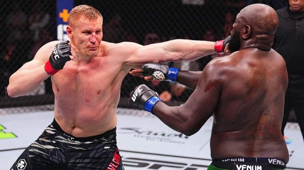 Павлович победил Розенстрайка и прервал свою серию поражений в UFC
Павлович победил Розенстрайка и прервал свою серию поражений в UFC