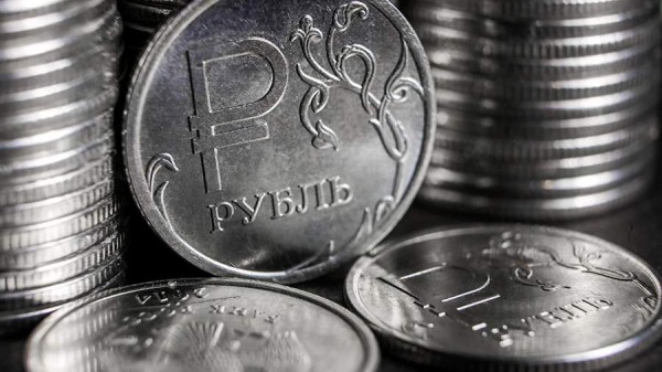 
                    Доля валютных вкладов россиян достигла минимума за 17 лет

        