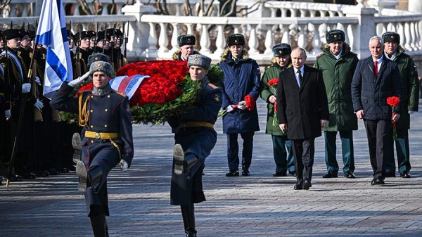 
                    Путин возложил венок к Могиле Неизвестного Солдата в День защитника Отечества

        