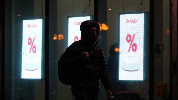
                    В ЦБ РФ объяснили снижение ставок по вкладам в банках

        