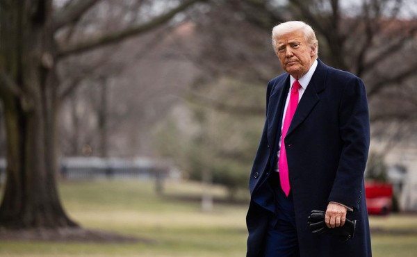 
                    Трамп продлил на год санкции против России

                