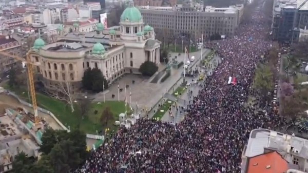 
                    Больше 100 тыс. человек вышли на антиправительственный протест в Белграде

                