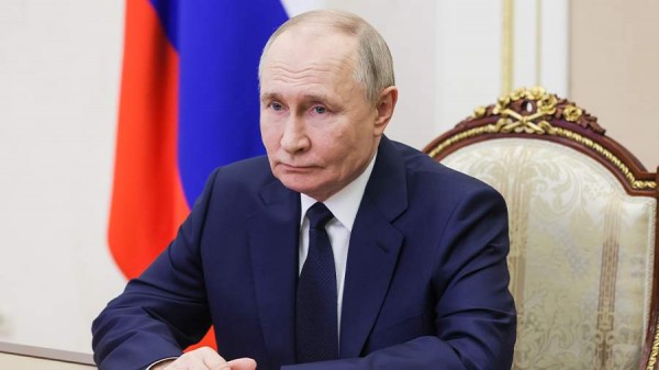 
                    Путин попросил вынесшую тело мужа с поля битвы медика не возвращаться на фронт

        