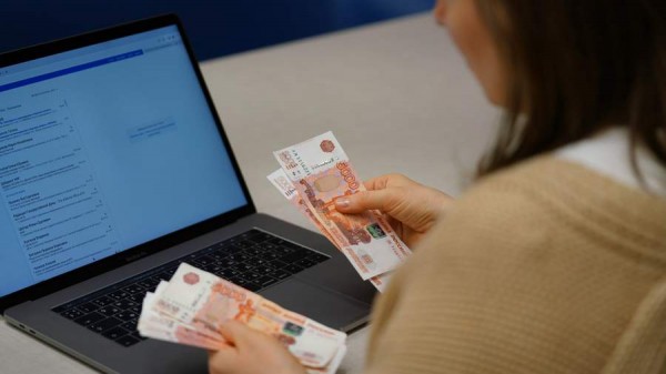 
                    Опрос показал рост числа довольных своим финансовым положением россиянок

        