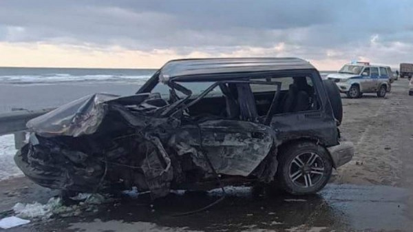 
                    В Сахалинской области автомобиль столкнулся с самосвалом на встречной полосе

        