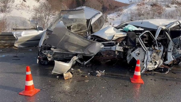 
                    Два человека погибли и еще четверо пострадали в ДТП в Сахалинской области

        
