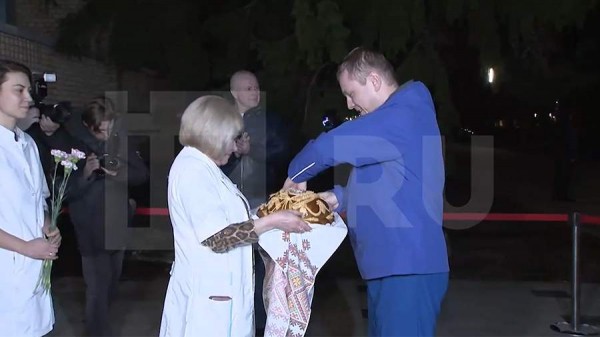 Вернувшегося с МКС космонавта Горбунова встретили в Московской области
Вернувшегося с МКС космонавта Горбунова встретили в Московской области