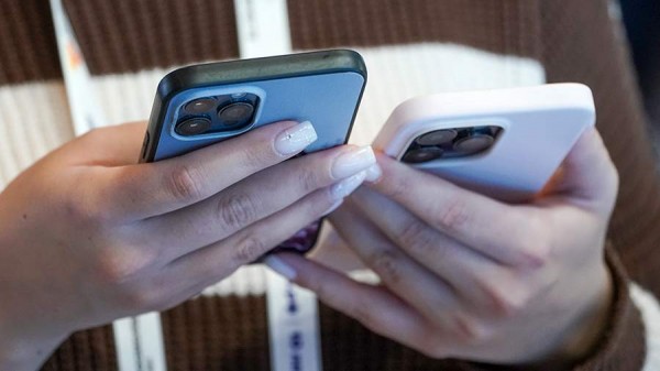 В России рухнули продажи смартфонов
В России рухнули продажи смартфонов