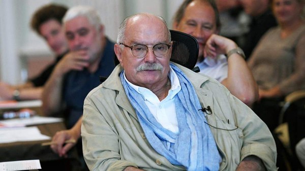 
                    Никита Михалков предложил не пускать обратно в Россию уехавших артистов

        