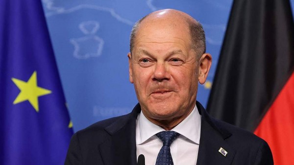 
                    Шольц заявил о готовности ЕС реагировать единым фронтом на пошлины США

        