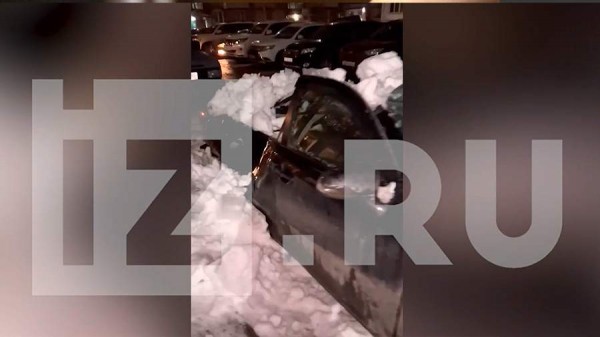 
                    В Южно-Сахалинске снежная глыба раздавила автомобиль

        