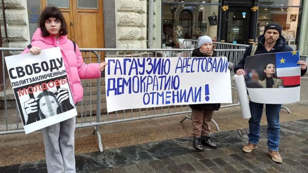 В Москве у посольства Молдавии начался митинг в поддержку Гуцул
В Москве у посольства Молдавии начался митинг в поддержку Гуцул