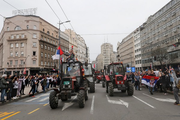 
                    Больше 100 тыс. человек вышли на антиправительственный протест в Белграде

                