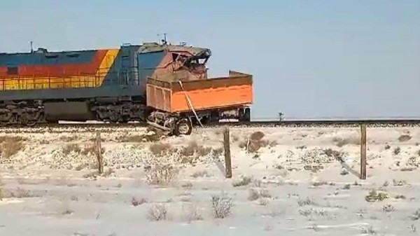 
                    Локомотив и 11 вагонов сошли с рельсов при столкновении с грузовиком в Казахстане

        