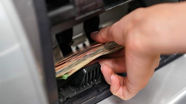 
                    По указанию мошенников москвичка продала две квартиры и драгоценности

        