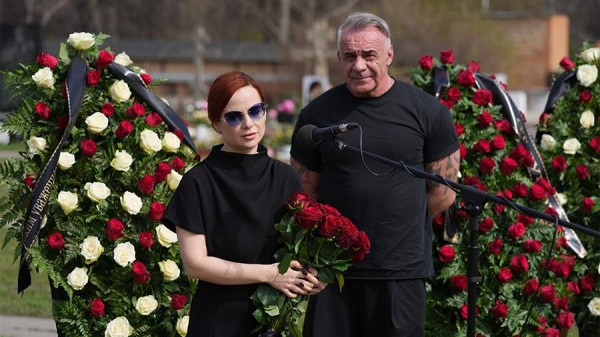 Вдова военкора «Известий» Еремина рассказала о выборе фотографии на памятник мужу
Вдова военкора «Известий» Еремина рассказала о выборе фотографии на памятник мужу