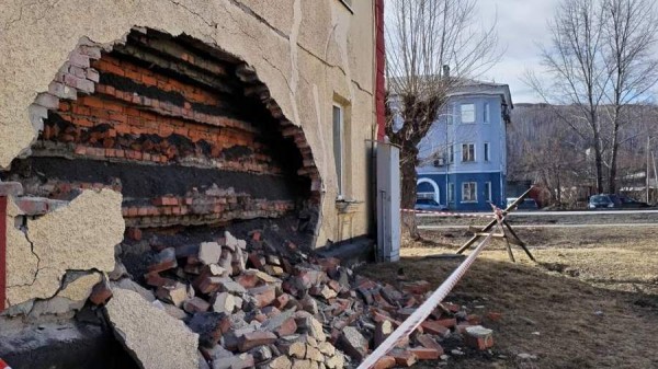 
                    Внешняя стена многоквартирного дома обрушилась в Кемеровской области

        