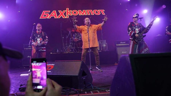 
                    Группа &laquo;Бахыт-Компот&raquo; представила клип на песню &laquo;На русском обугленном танке&raquo;

        