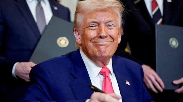 Трамп поднял пошлины в отношении Китая до 125%
Трамп поднял пошлины в отношении Китая до 125%