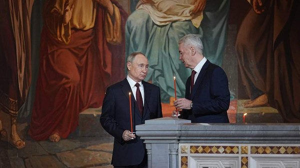 Путин приехал в храм Христа Спасителя
Путин приехал в храм Христа Спасителя