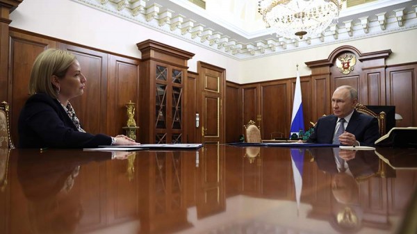 
                    Любимова доложила Путину о модернизации музеев и библиотек в регионах РФ

        