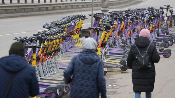 
                    Cервисы кикшеринга снизили максимальную скорость самокатов на тротуарах в России

        