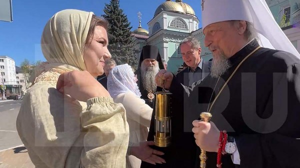 Многодетные мамы доставили Благодатный огонь из Москвы в Белгородскую область
Многодетные мамы доставили Благодатный огонь из Москвы в Белгородскую область