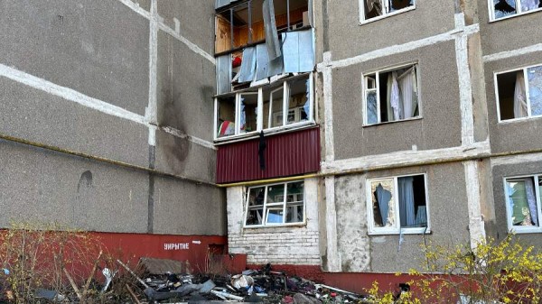 
                    После атаки дронов ВСУ в Курске сгорели пять частных домовладений

        