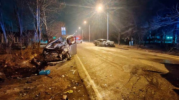 
                    Двое человек погибли при столкновении двух легковушек в Уссурийске

        