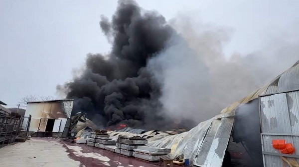 
                    В Приморье ликвидировали пожар на складах

        