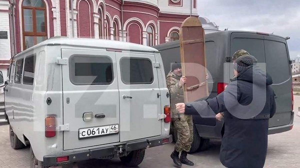 
                    Священники вывезли из пригорода Суджи чудом уцелевшие иконы

        